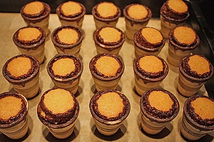 Kleine Kuchen im Waffelbecher 282