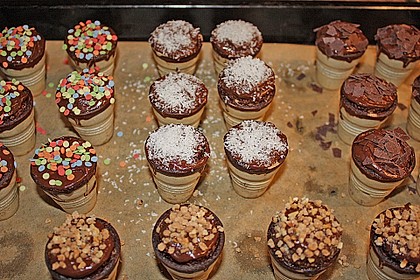 Kleine Kuchen im Waffelbecher 303