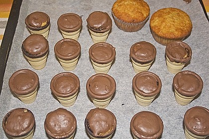 Kleine Kuchen im Waffelbecher 359