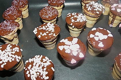 Kleine Kuchen im Waffelbecher 375