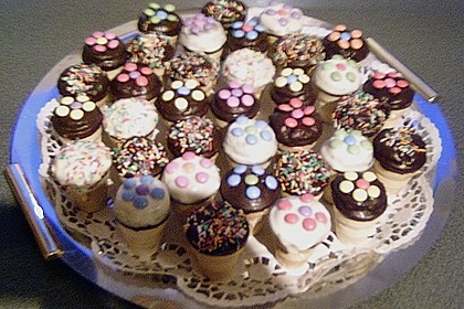 Kleine Kuchen im Waffelbecher 395