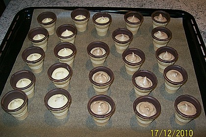 Kleine Kuchen im Waffelbecher 350