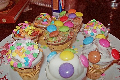 Kleine Kuchen im Waffelbecher 307