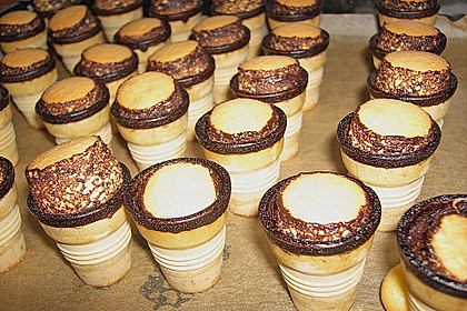 Kleine Kuchen im Waffelbecher 321