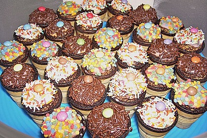 Kleine Kuchen im Waffelbecher 273