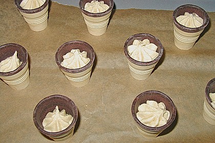 Kleine Kuchen im Waffelbecher 380