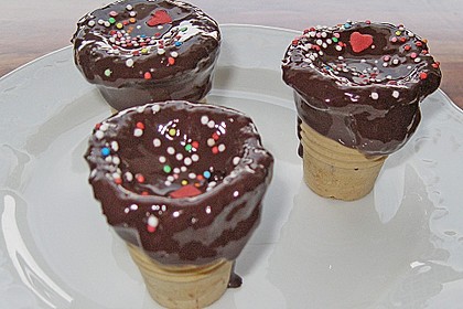 Kleine Kuchen im Waffelbecher 394