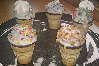 Kleine Kuchen im Waffelbecher 263