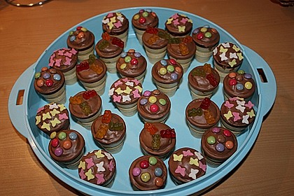 Kleine Kuchen im Waffelbecher 154