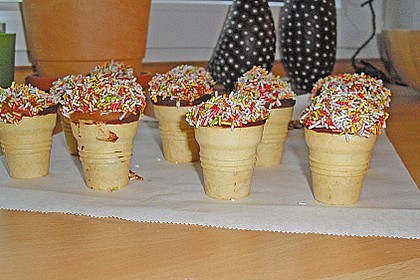 Kleine Kuchen im Waffelbecher 293
