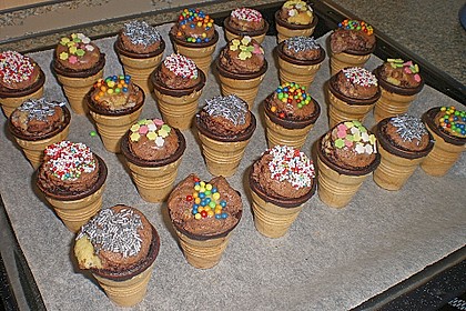 Kleine Kuchen im Waffelbecher 178