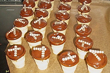 Kleine Kuchen im Waffelbecher 373