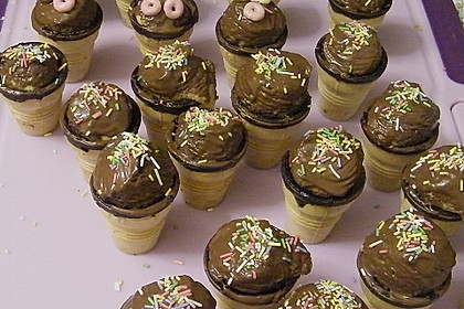 Kleine Kuchen im Waffelbecher 377