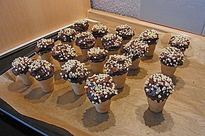 Kleine Kuchen im Waffelbecher 336