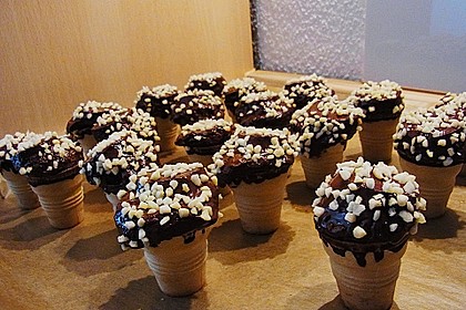 Kleine Kuchen im Waffelbecher 267