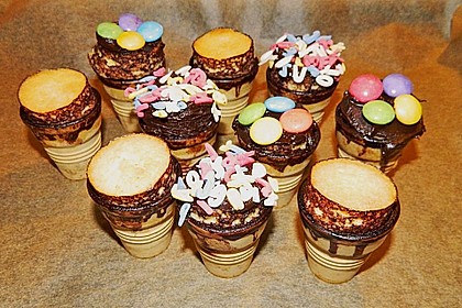Kleine Kuchen im Waffelbecher 364