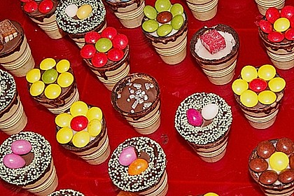 Kleine Kuchen im Waffelbecher 24
