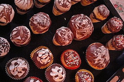 Kleine Kuchen im Waffelbecher 376
