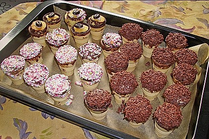 Kleine Kuchen im Waffelbecher 348