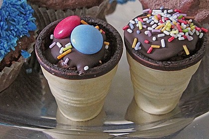 Kleine Kuchen im Waffelbecher 254