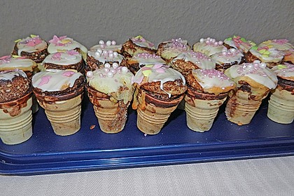 Kleine Kuchen im Waffelbecher 417