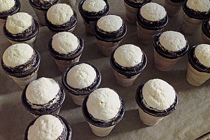 Kleine Kuchen im Waffelbecher 268