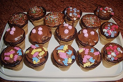 Kleine Kuchen im Waffelbecher 275