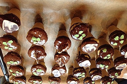 Kleine Kuchen im Waffelbecher 408