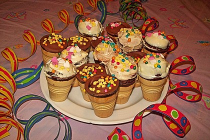 Kleine Kuchen im Waffelbecher 99