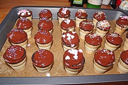 Kleine Kuchen im Waffelbecher 335