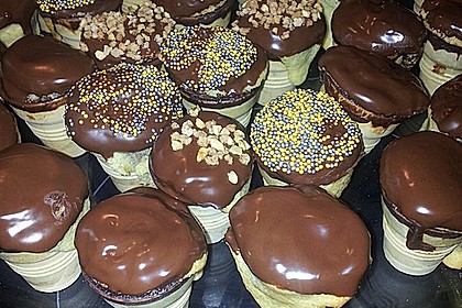 Kleine Kuchen im Waffelbecher 251