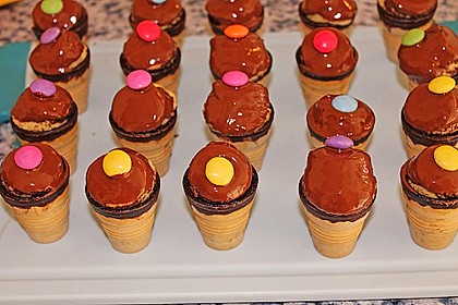 Kleine Kuchen im Waffelbecher 162