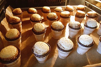 Kleine Kuchen im Waffelbecher 271
