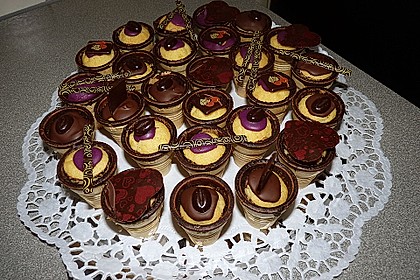 Kleine Kuchen im Waffelbecher 86
