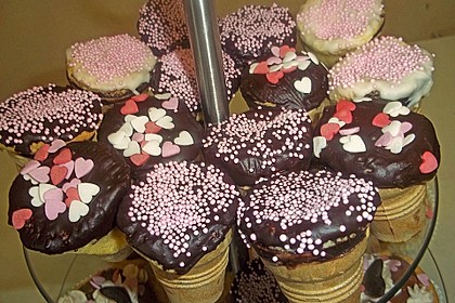 Kleine Kuchen im Waffelbecher 301