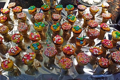 Kleine Kuchen im Waffelbecher 279