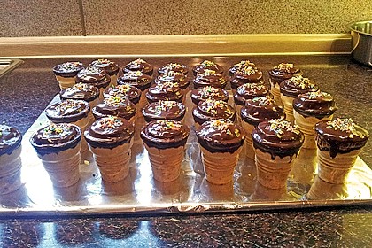 Kleine Kuchen im Waffelbecher 334