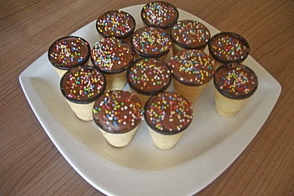 Kleine Kuchen im Waffelbecher 389