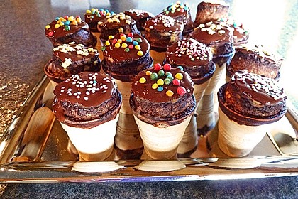 Kleine Kuchen im Waffelbecher 185