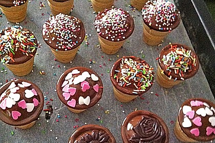 Kleine Kuchen im Waffelbecher 333