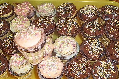 Kleine Kuchen im Waffelbecher 332