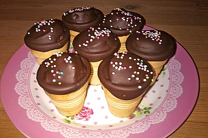 Kleine Kuchen im Waffelbecher 266