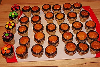 Kleine Kuchen im Waffelbecher 249