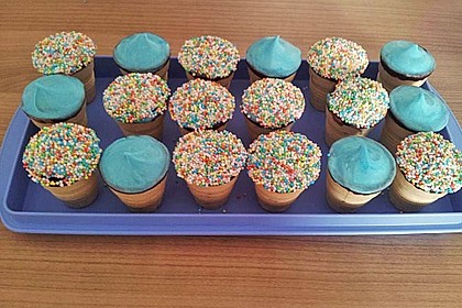 Kleine Kuchen im Waffelbecher 123
