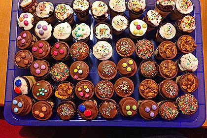Kleine Kuchen im Waffelbecher 96