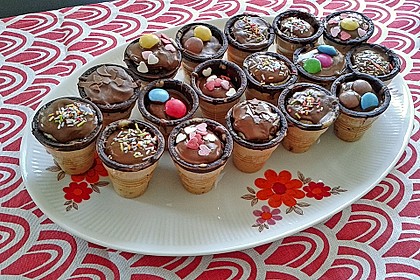 Kleine Kuchen im Waffelbecher 280