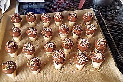 Kleine Kuchen im Waffelbecher 182