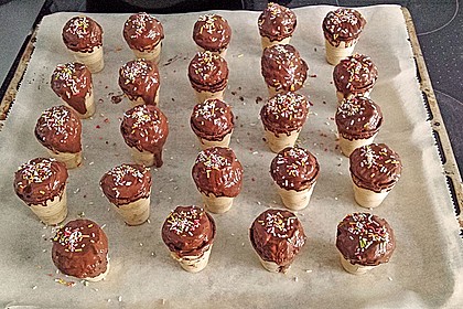 Kleine Kuchen im Waffelbecher 157