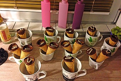 Kleine Kuchen im Waffelbecher 76