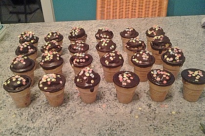 Kleine Kuchen im Waffelbecher 258